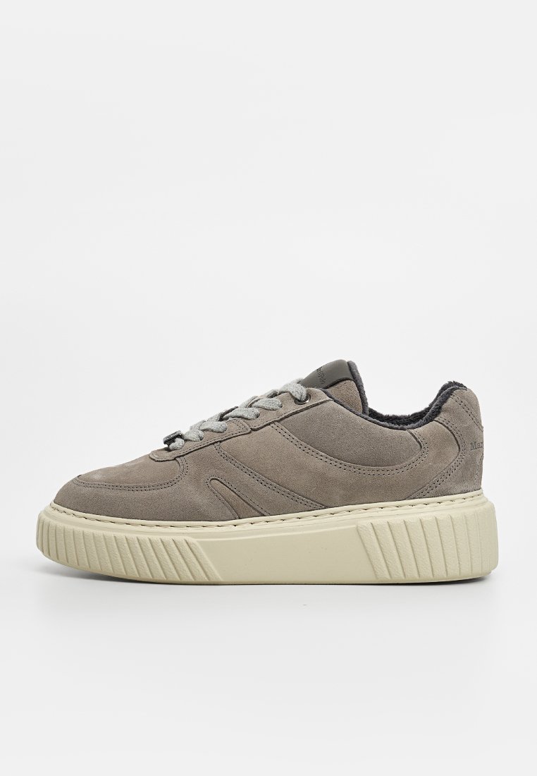 Graue Wildledersneaker mit einer dicken, cremefarbenen Plattformsohle, die über texturierte Akzente und kontrastierende schwarze Einfassung um den Knöchel verfügt.