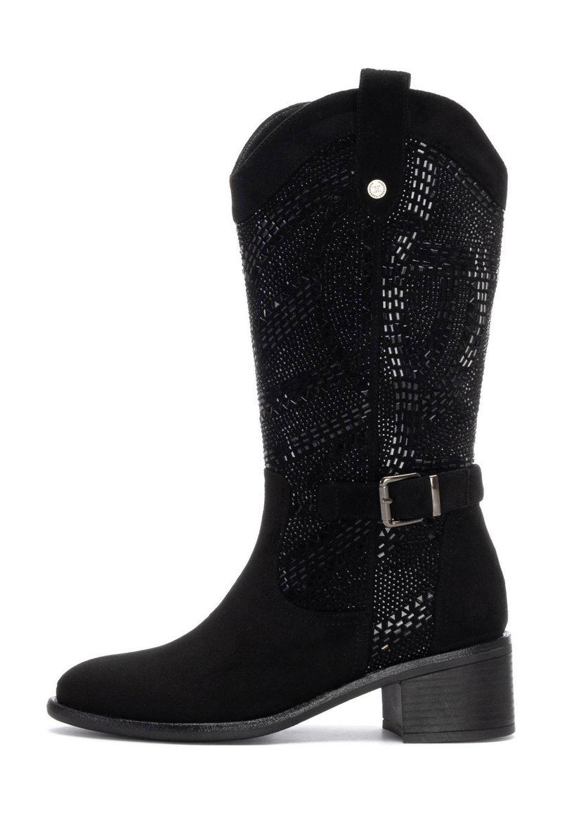 Bota negra hasta la rodilla con un exterior de ante y un panel tejido texturizado con patrones geométricos, un tacón cuadrado y detalle de hebilla plateada.