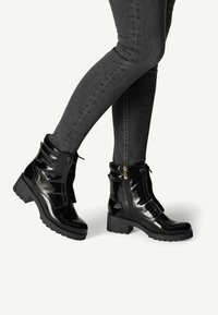 Marco Tozzi Bottines à lacets - black patent