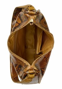 Sac à main à motif serpent brun avec une fermeture éclair dorée. Équipé d'une doublure intérieure douce et d'une poche intérieure, doté d'une forme structurée.