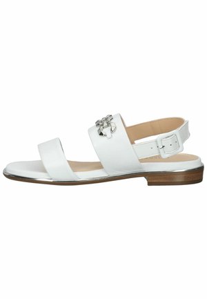 Sandale en cuir blanc avec deux larges brides, une boucle argentée et une semelle en bois plate. Présente un accent métallique à l'avant.