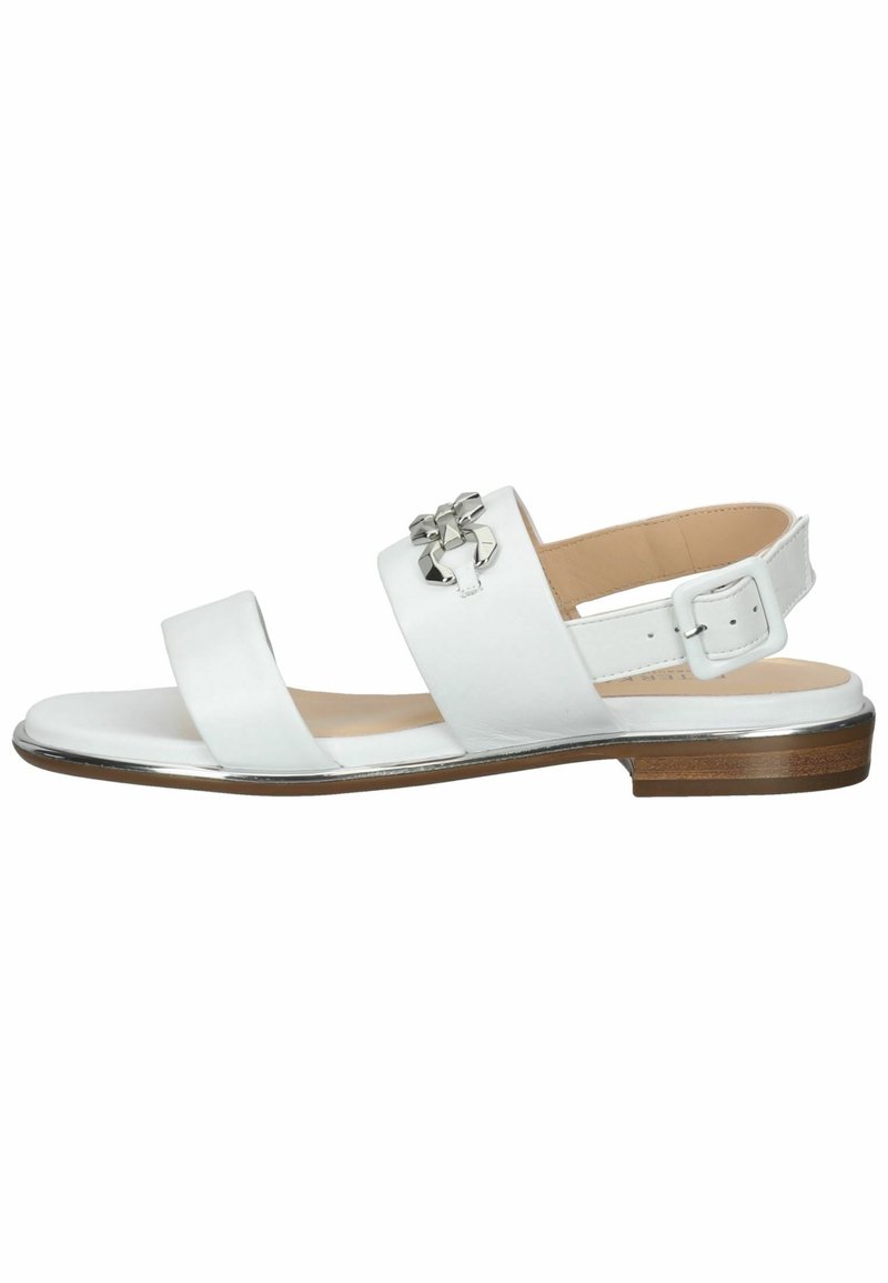 Sandale en cuir blanc avec deux larges brides, une boucle argentée et une semelle en bois plate. Présente un accent métallique à l'avant.