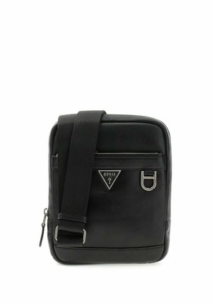 Schwarze rechteckige Umhängetasche mit vorderer Reißverschlusstasche, verstellbarem Riemen, Metallverschluss und Guess-Logo.