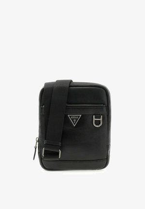 Sac bandoulière noir rectangulaire avec poche avant zippée, sangle réglable, boucle métallique et logo Guess.