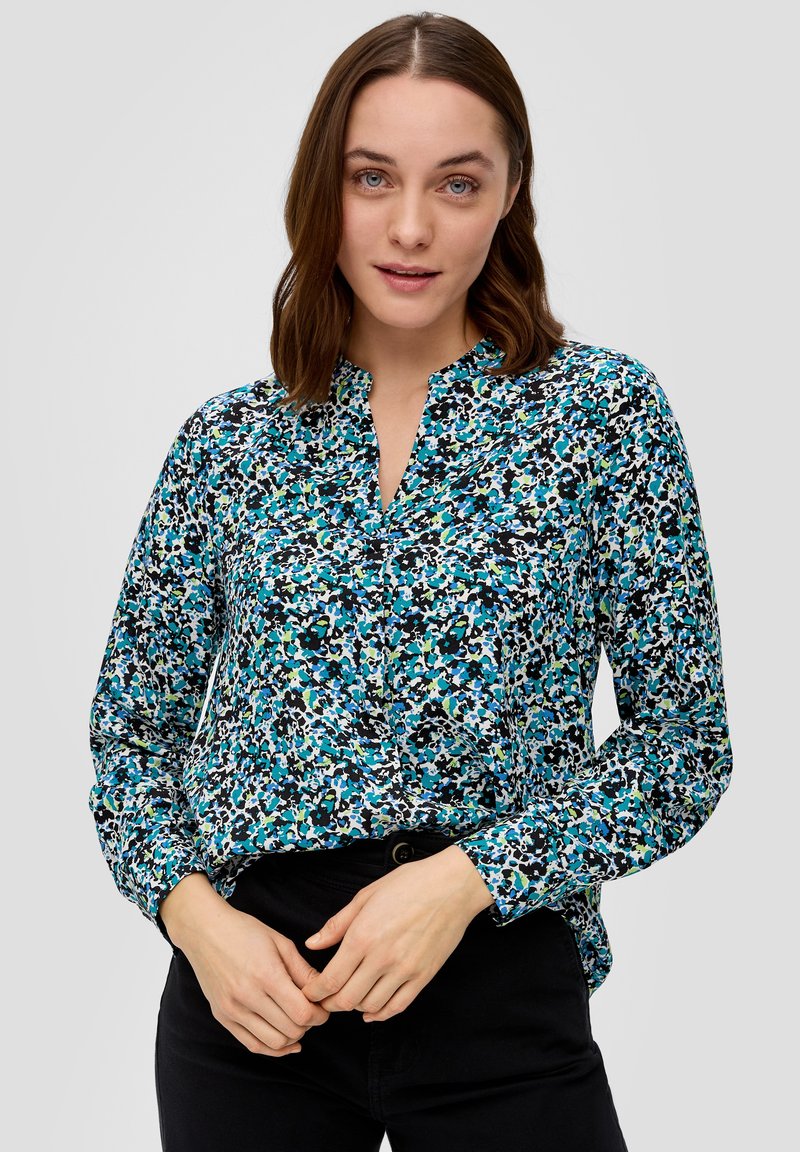 Blouse met lange mouwen met een meerkleurig abstract patroon in tinten blauw, groen en zwart, voorzien van een kraag en een knoopsluiting.