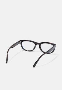 Melnas tortoiseshell briļļu rāmja ar elegantu kaķa acs formu. Iespējas: caurspīdīgas lēcas un taisnas kājiņas, apstrādātas ar spīdīgu virsmu.