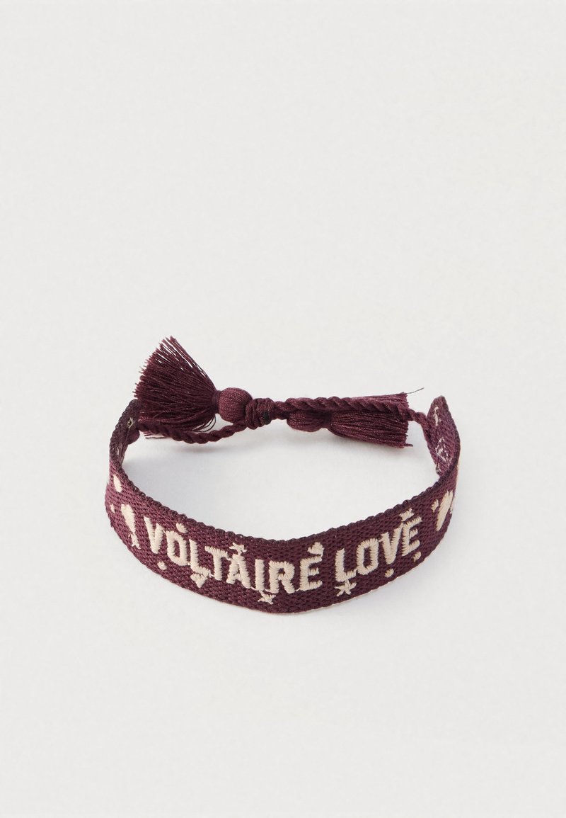 Braccialetto in tessuto intrecciato di un profondo bordeaux con la scritta "VOLTAIRE LOVE" in crema, rifinito con un nappina e un motivo decorativo intrecciato.