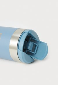 Ljusblå isolerad vattenflaska med ett rostfritt stålfäste, utrustad med ett flip-top lock och en pip för att dricka.