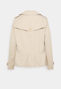 Beżowy trencz, lekki materiał, talia peplum, szeroki kołnierz, pojedynczy guzik z tyłu, długie rękawy z guzikami przy mankietach.