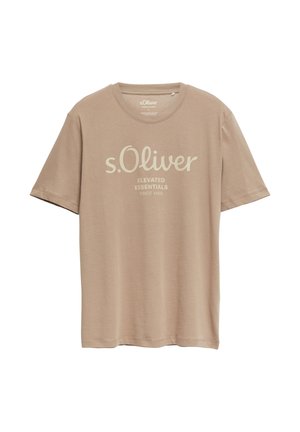 Beige katoenen T-shirt met korte mouwen en ronde hals, met de tekst "s.Oliver Elevated Essentials Since 1969" in lichte opdruk aan de voorkant.