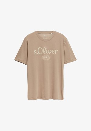 Beżowy bawełniany t-shirt z krótkim rękawem i okrągłym dekoltem, z napisem „s.Oliver Elevated Essentials Since 1969” w jasnym nadruku z przodu.