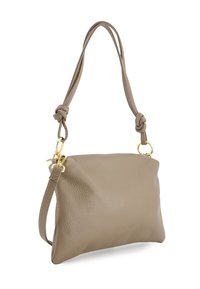 Struktureret lys beige lædertaske med en knyttet rem og guldfarvede hardware detaljer, som har en lynlåslukning og et minimalistisk design.