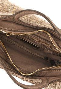 Borsa in pelle marrone con dettagli in oro della cerniera. L'interno presenta una fodera in tessuto e più scomparti per l'organizzazione. Esterno texturizzato.