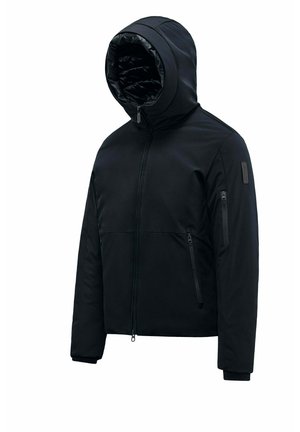 Czarna zimowa kurtka z kapturem, z przednim zamkiem błyskawicznym, dwoma zamykanymi kieszeniami na przodzie i na rękawie oraz ocieploną podszewką widoczną wewnątrz kaptura.