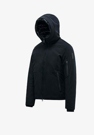 Zwarte gewatteerde winterjas met capuchon, voorzien van een rits aan de voorkant, twee ritssluitingen aan de voorkant en op de mouw, gevoerde binnenkant zichtbaar in de capuchon.