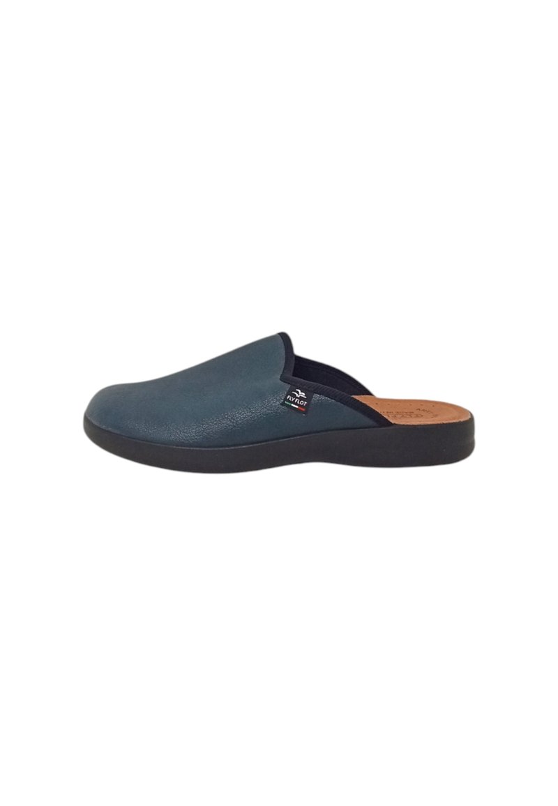 Scarpa slip-on verde scuro con tomaia in pelle testurizzata, dettagli neri e soletta imbottita su una leggera suola in gomma nera.