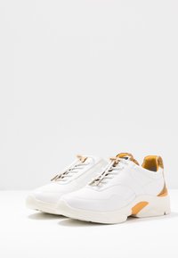 Tamaris Pure Relax LACE-UP - Baskets basses - white/saffron