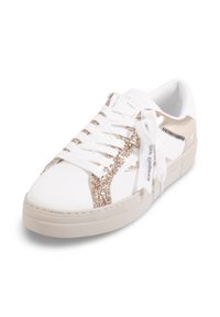 Baskets blanches avec des accents en paillettes dorées, lacets plats et semelle en caoutchouc texturée. Le côté présente une bande dorée brillante et une étiquette de marque.