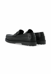 Mocassins en cuir noir avec une finition texturée, bout rond, panneau élastique sur le côté et semelle en caoutchouc robuste avec des rainures profondes.