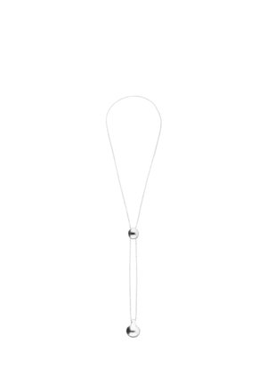 Collar lariat de plata con un deslizador esférico liso y un colgante de esfera de plata pulida más grande al final de una cadena delicada.