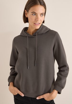 Donkergrijze hoodie met een voorzak, aantrekkoord en geribbelde manchetten. Heeft een zachte textuur en een ontspannen pasvorm.