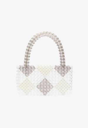 Klar belagt håndtaske med en struktureret rektangulær form, der har hvide og lysebrune diamantmønstre og et tekstureret perlehåndtag.