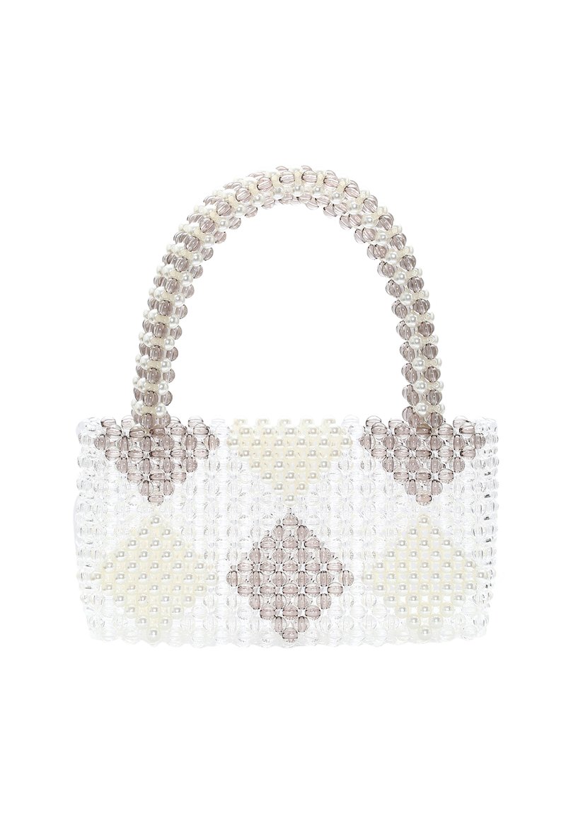 Átlátszó gyöngyökkel díszített kézitáska, amelynek struktúrája téglalap alakú, fehér és világosbarna gyémántmintákkal, valamint texturált gyöngyfogóval rendelkezik.
