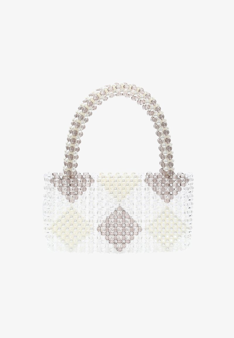 Átlátszó gyöngyökkel díszített kézitáska, amelynek struktúrája téglalap alakú, fehér és világosbarna gyémántmintákkal, valamint texturált gyöngyfogóval rendelkezik.