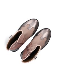 Rosa Lederstiefeletten mit metallischen Bronzeakzenten, perforierten Details, seitlichen Reißverschlüssen und einer glatten Zehenkappe, vor einem weißen Hintergrund.