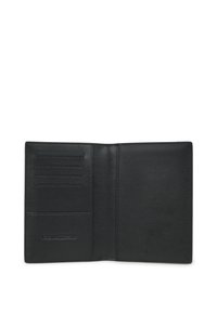 Juodas odinis piniginė su keliais kortelių skyreliais ir lygiu paviršiumi. Viduje yra iškilnotas logotipas. Nėra matomų aparatūros arba akcentų.