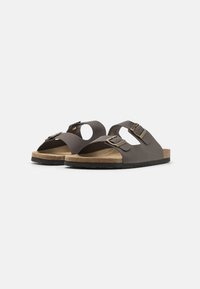Sandale din piele maro cu două catarame ajustabile, design cu vârful deschis, talpă din plută și talpă exterioară din cauciuc negru texturat.