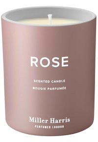 Heller rosa Kerzenhalter aus Keramik mit weißem Text, der als "Rose Scented Candle" von Miller Harris beschriftet ist. Hat einen sichtbaren Docht.