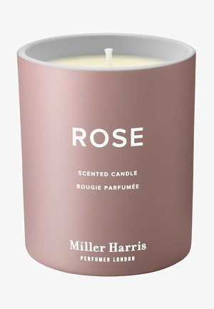 Heller rosa Kerzenhalter aus Keramik mit weißem Text, der als "Rose Scented Candle" von Miller Harris beschriftet ist. Hat einen sichtbaren Docht.