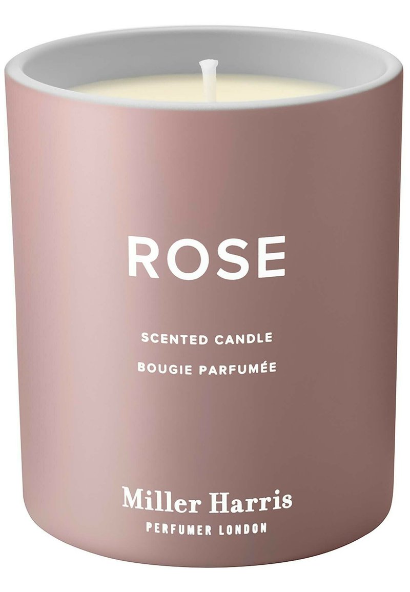 Heller rosa Kerzenhalter aus Keramik mit weißem Text, der als "Rose Scented Candle" von Miller Harris beschriftet ist. Hat einen sichtbaren Docht.