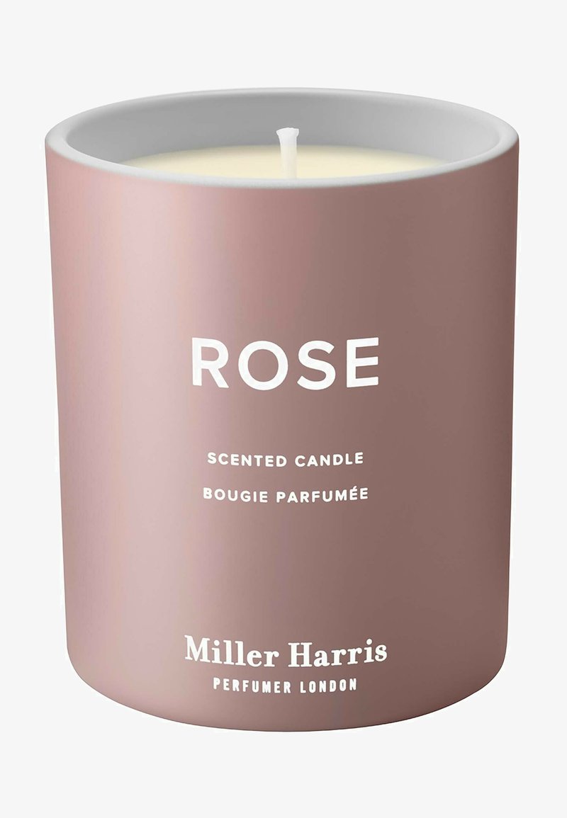 Heller rosa Kerzenhalter aus Keramik mit weißem Text, der als "Rose Scented Candle" von Miller Harris beschriftet ist. Hat einen sichtbaren Docht.