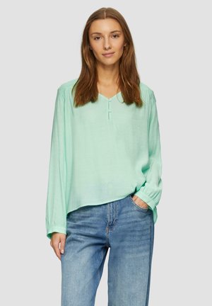 Mintgroene blouse met lange mouwen van lichte stof, met een V-halslijn, knoopaccenten en geplooide details op de mouwen.