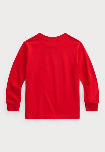 T-shirt rouge à manches longues en coton lisse. Doté d'un col rond et de poignets ajustés. Design simple, sans motifs ni accents supplémentaires.