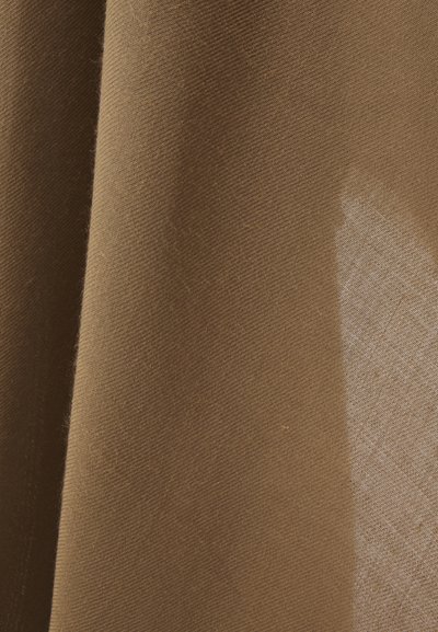 Brunt stoff med en myk tekstur, som har en svak glans. Materialet har synlige diagonale vevemønstre og subtile fargevariasjoner.