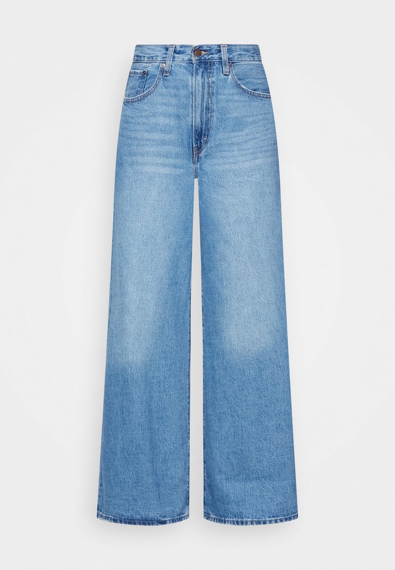 Jean large en denim bleu clair, avec une taille haute, une fermeture à bouton, et un design classique à cinq poches avec des zones décolorées.