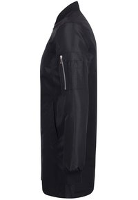 Blouson bomber noir avec poche zippée sur la manche gauche et poignets côtelés, montré de côté gauche sur fond blanc.