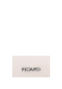 Metalen "PICARD" logo op een lichtbeige leren oppervlak, waarschijnlijk een merkaccessoire of tas.