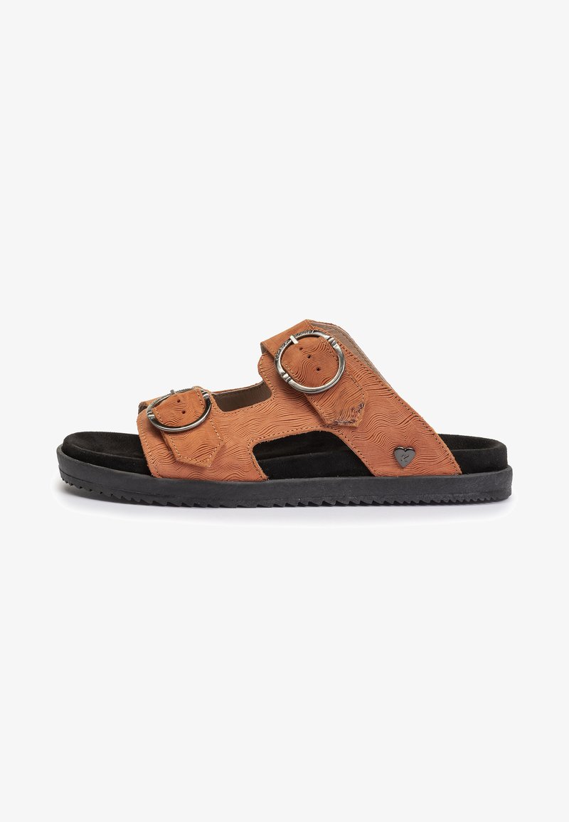 Sandal in pelle marrone con due cinturini regolabili, fibbie argentate e superficie testurizzata. Soletta in suede nera e suola in gomma con grip.
