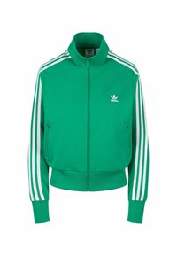 Chaqueta verde con cremallera y tres franjas blancas a lo largo de los hombros y las mangas, con un pequeño logo blanco de Adidas en el pecho.