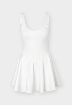 Rochie albă fără mâneci, cu corset strâns, decolteu rotund și fustă evazată, atârnând pe un fundal simplu.