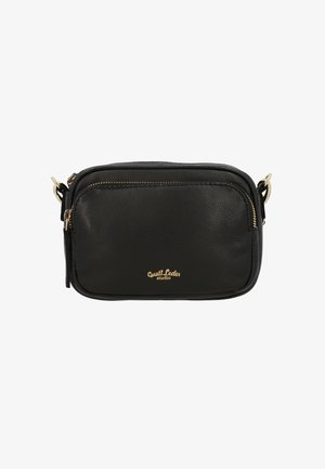 Černá kožená crossbody taška obdélníkového tvaru, se zlatým zipem a vyraženým logem na přední straně. Hladká textura, minimalistický design.