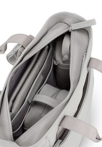 Grå tygryggsäck med en inredning som har vadderade fack, elastiska remmar och en dragkedjeficka; kännetecknas av släta linjer och en mjuk textur.