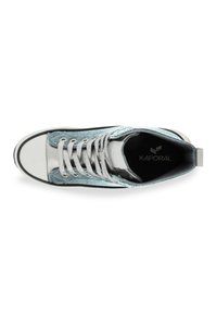 Zapatilla de color plata y azul claro con un upper de tejido texturizado, punta de goma blanca y cordones plateados. Presenta el logotipo en la plantilla interior.
