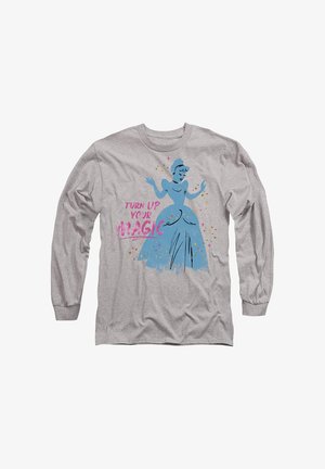 Grau langärmliges T-Shirt mit einem blauen Grafikmotiv eines Charakters in einem Kleid, mit dem Text "DREH DEINE MAGIE AUF" in pink und Sternakzenten.
