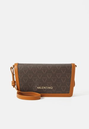 Hnědá vzorovaná kabelka s hnědým lemováním, vybavená ramenním popruhem a zlatým logem. Texturovaný materiál s trojúhelníkovým motivem po celém povrchu.