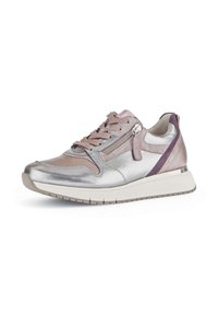Metalen zilveren sneaker met een gestructureerd oppervlak, paarse accenten en een zijrits. Beschikt over een gewatteerde witte zool en vetersluiting.